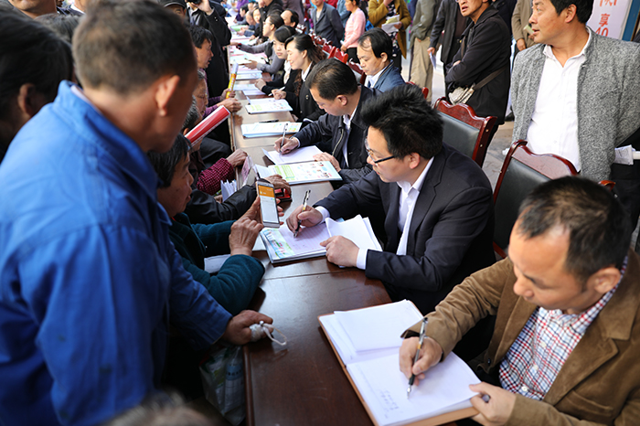 纪检干部收集扶贫领域问题线索.JPG